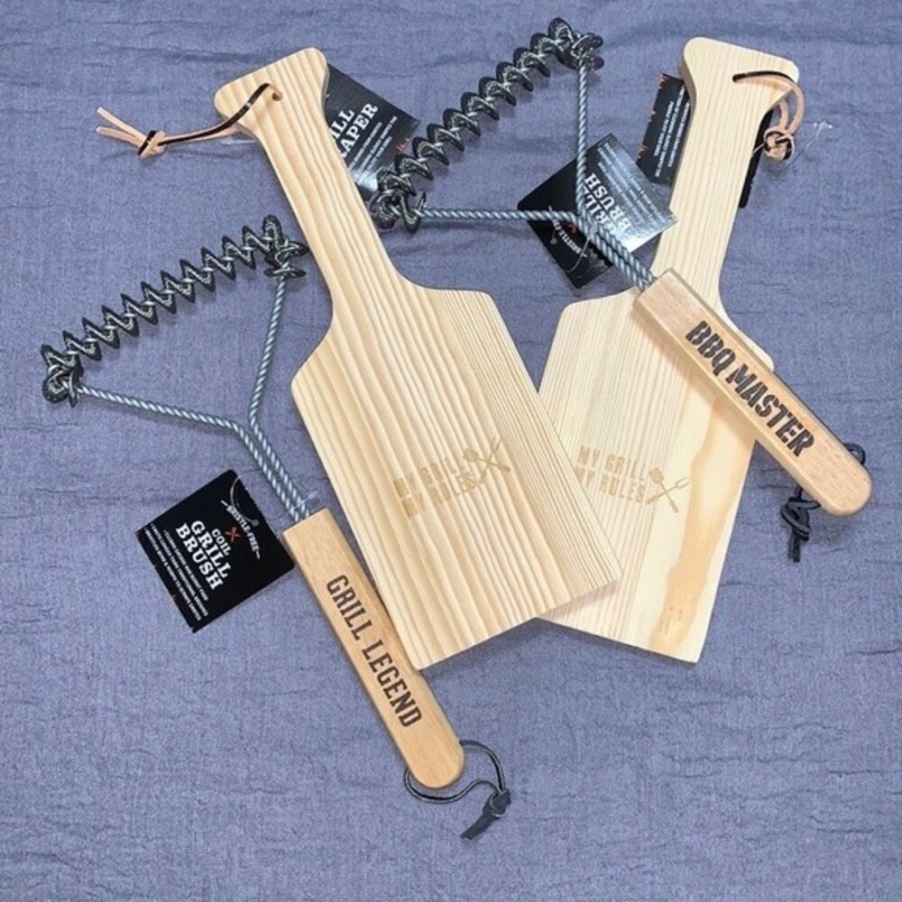 Set of 2 grill brushes and 2 grill scrapers.